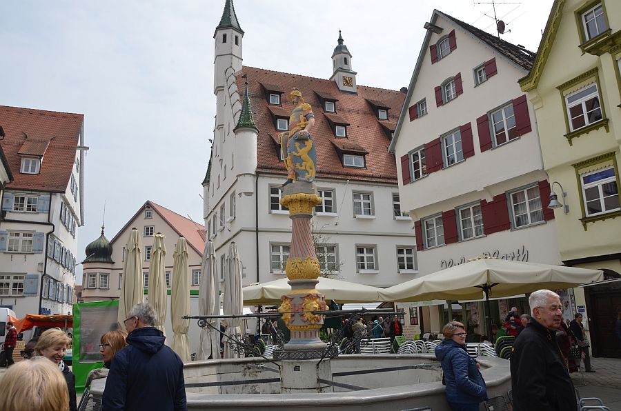 Neues Rathaus, davor Marktbrunnen