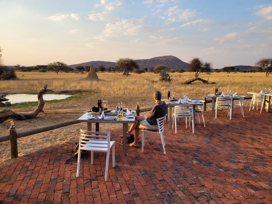 Okonjima Nature Reserve: Blick auf die Okonjima-Ebene beim Abendessen
