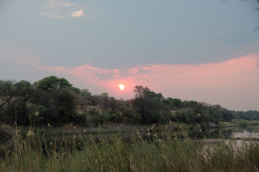 Hakusembe River Lodge: Sonnenaufgang, Blick auf den Okavango