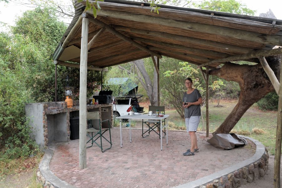 Mobola Island Lodge: unser Stellplatz mit überdachtem Sitzbereich