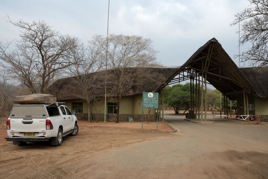 Wir verlassen die Chobe Riverfront durch das Sedudu Gate