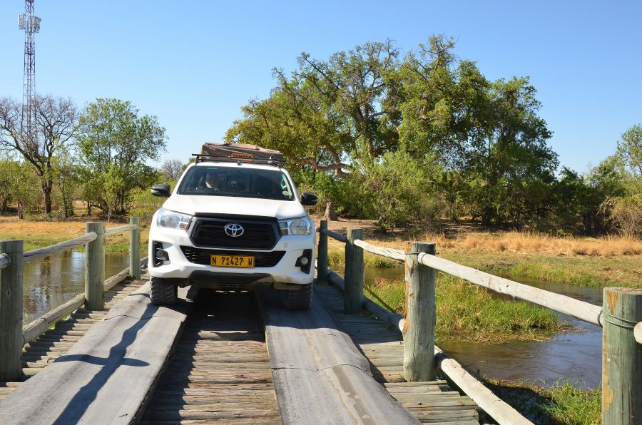 Noch über die Holzbrücke, dann waren wir auf der Khwai Camping Site