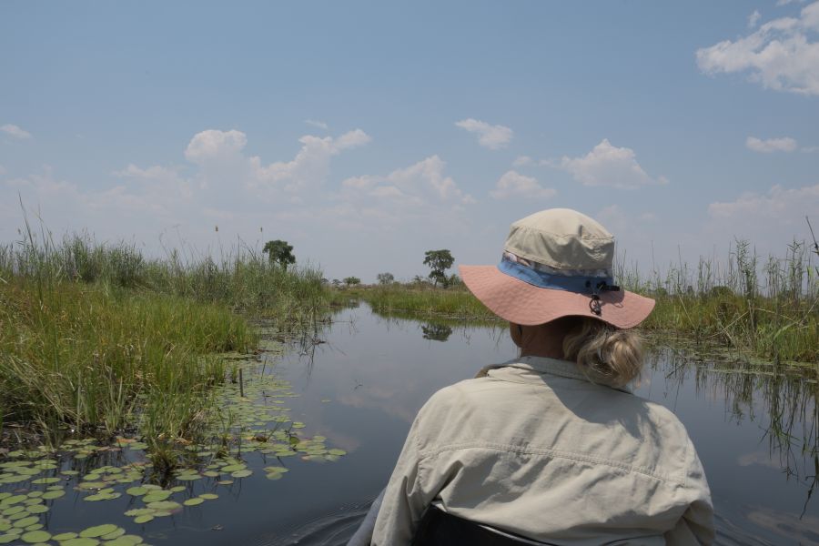 Lautlos gleiten wir durch die schmalen Wasserwege