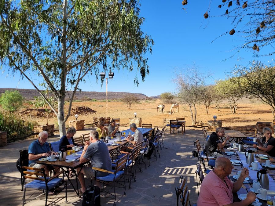 Frühstück in der Okambara Elefant Lodge