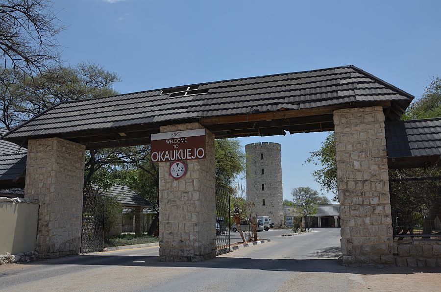 Eingangstor zum Okaukuejo Resort, dahinter der Aussichtsturm