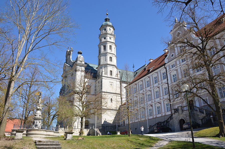 Blick auf die Abteikirche in Neresheim