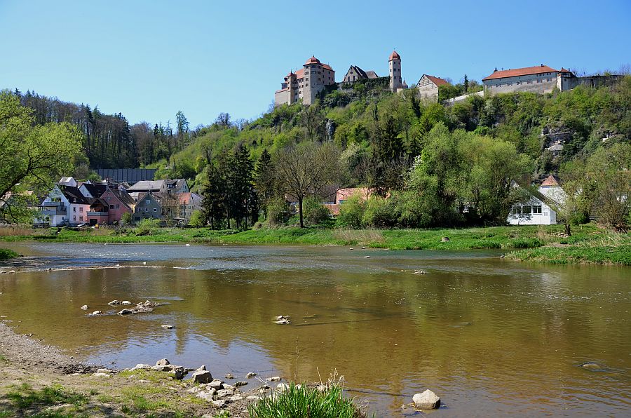 Blick auf Burg Harburg vom Ufer der Wörnitz