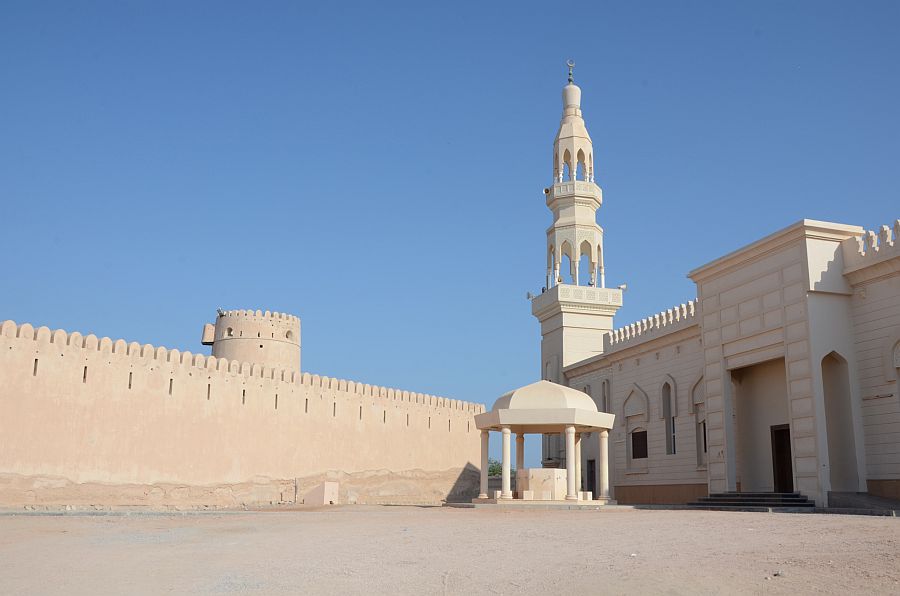 Das Fort von Ras al-Hadd (links), rechts davon eine Moschee