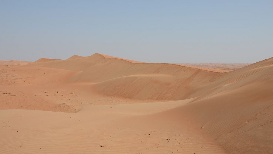 Blick in die unendliche Weite der Al Sharqyah Wüste