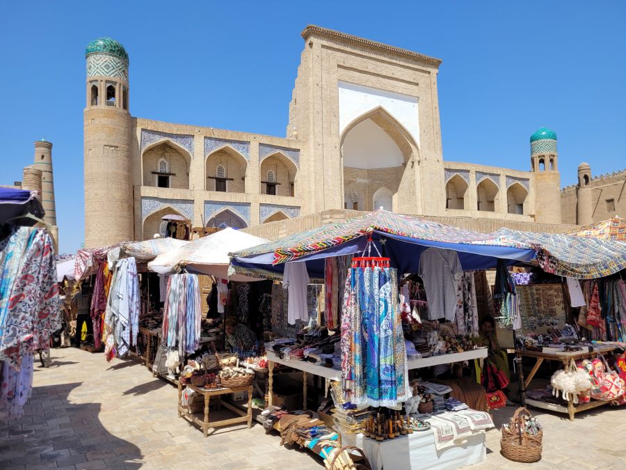 Chiwa: Marktstände, dahinter die Kutlug Murad Inak Medrese