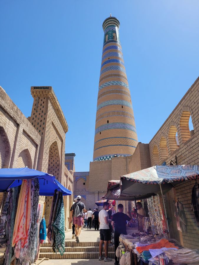 Chiwa: Blick auf das Islam-Khodja-Minarett das höchste Bauwerk der Stadt (erbaut 1908 - 1910)
