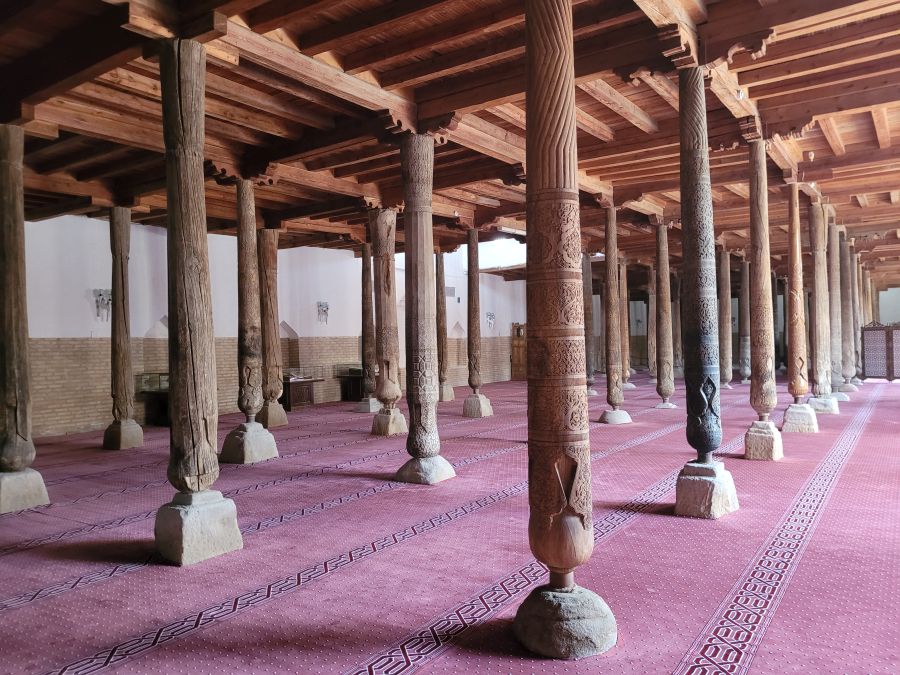 Die Holzsäulen in der Dschuma-Moschee