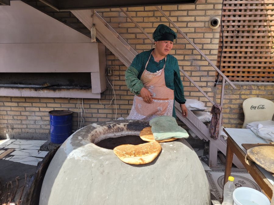 Chiwa: Hier wird Brot im Tonofen (Tandur) gebacken
