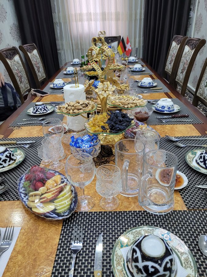 >Ein schön gedeckter Tisch zuhause bei unserem Tourguide Sarvar