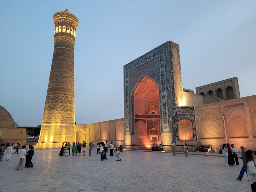 Buchara: der Poi-Kalon-Komplex mit Kalon-Minarett (errichtet 1127)