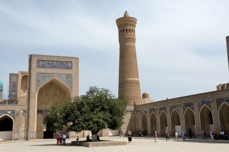 Buchara: Innenhof der Kalon-Moschee mit Minarett