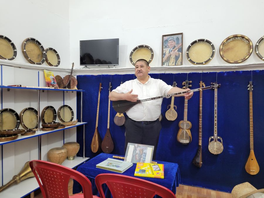 Samarkand: traditionelle usbekische Instrumente werden uns hier gezeigt und vorgespielt