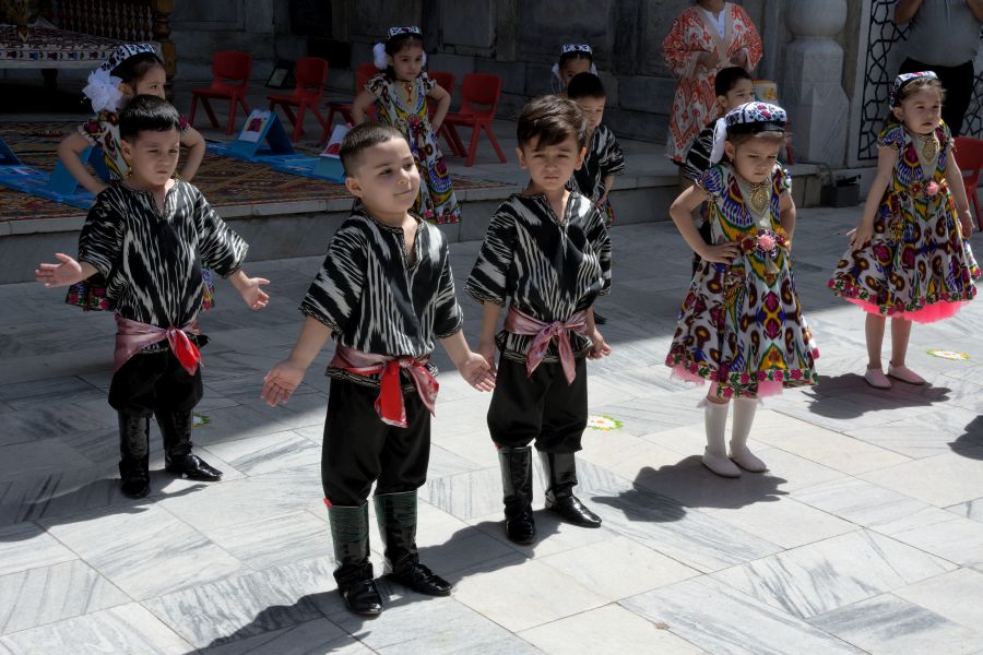 Samarkand: Kinder tanzen am Registan-Platz. So recht Spaß scheint es nicht allen zu machen