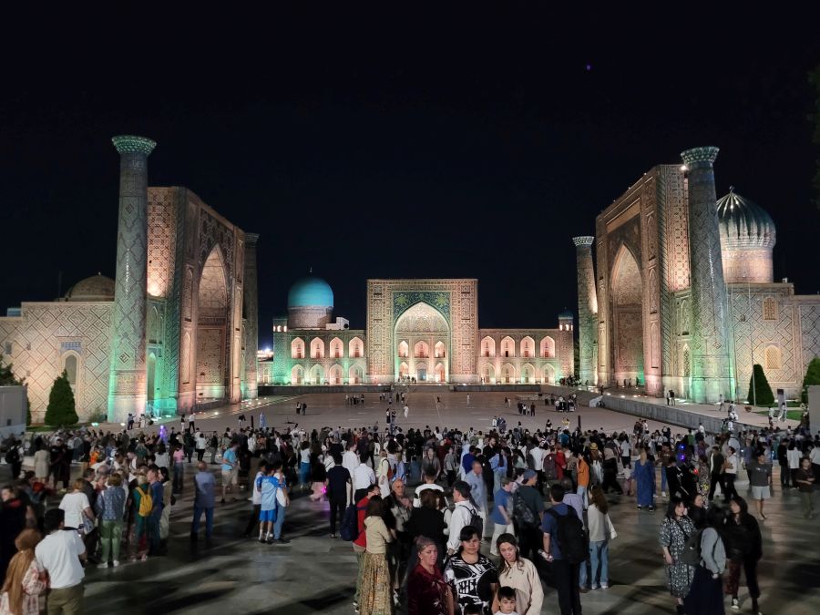 Samarkand: der Registan-Platz bei Nacht