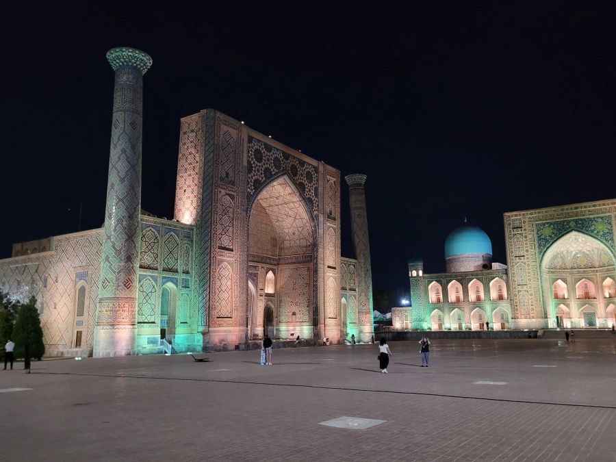 Samarkand: der Registan bei Nacht