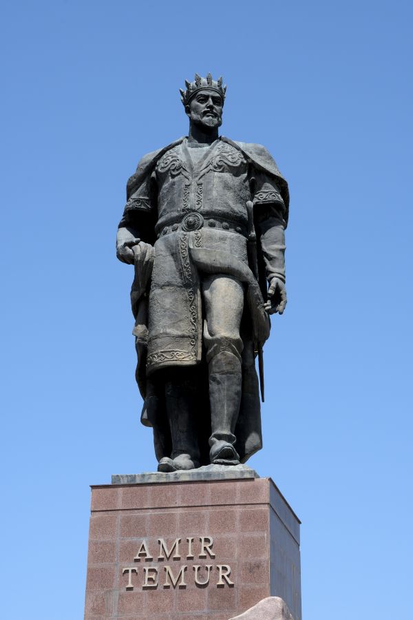 Shahrisabz: Statue von Amir Temur dem usbekischen Nationalhelden (1336 - 1405)
