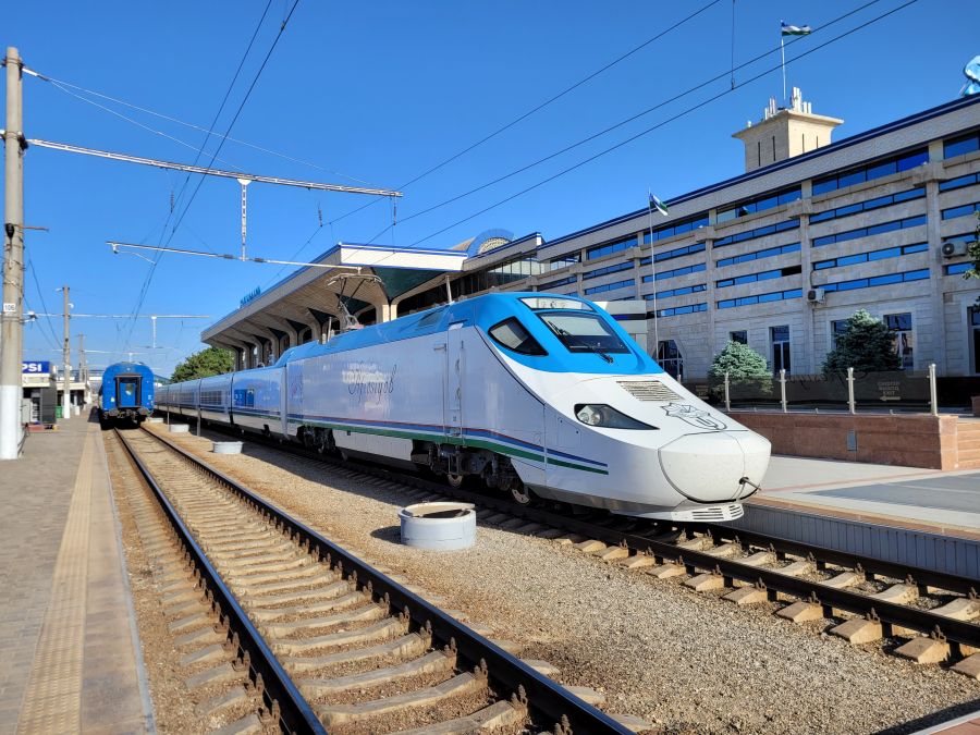 Samarkand: Fahrt in die Hauptstadt Taschkent, an einigen Stellen mit 233 km/h