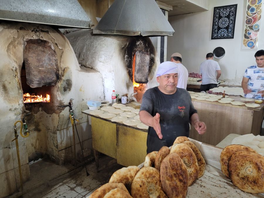 Taschkent: Bäckerei mit Tonofen