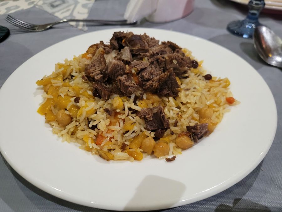 Taschkent: das usbekische Nationalgericht Plov im Restaurant 