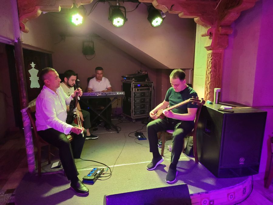 Taschkent: unser letzter Abend in Usbekistan mit traditioneller Musik im Restaurant 