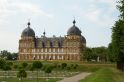 Blick auf Schloss Seehof, im Vordergrund das Orangerieparterre