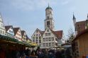 Blick über den Markt. Im Hintergrund der Kirchturm der Stadtpfarrkirche St. Martin