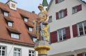 Die Ritterfigur des Marktbrunnens hält in ihrem linken Arm das 1488 entstandene Biberacher Stadtwappen, der goldene Biber auf blauem Grund