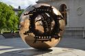 Kugel mit Kugel des italienischen Bildhauer Arnaldo Pomodoro, Trinity College